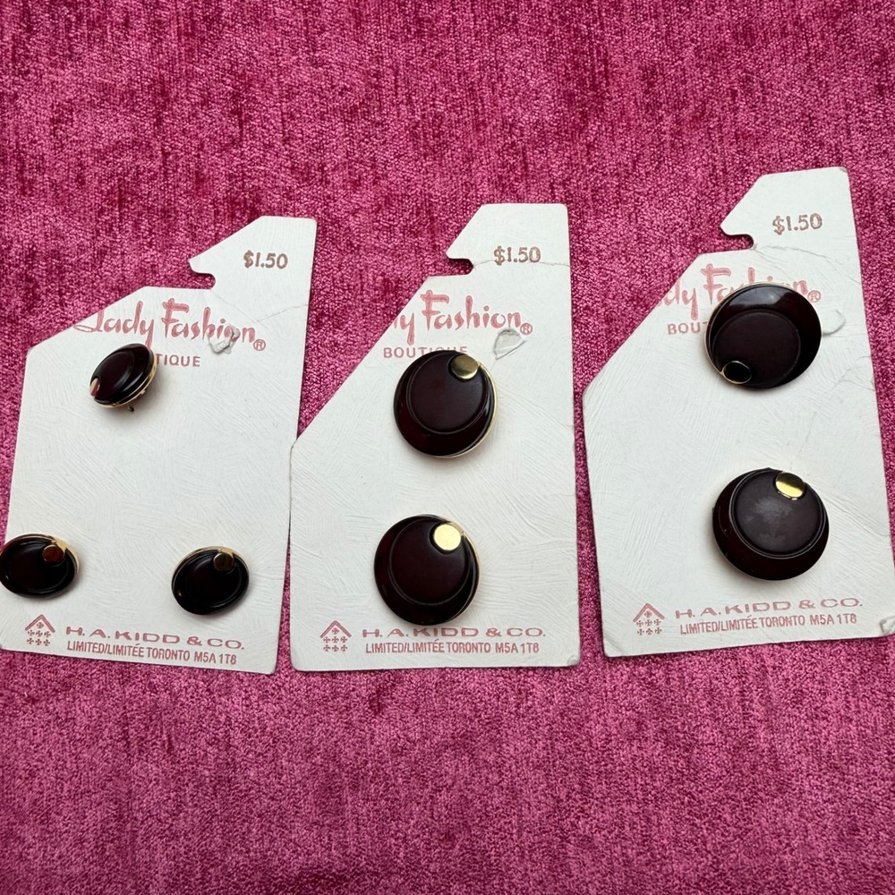 Lady Fashion Vintage Burgundy Gold Shank Buttons Lot of 7 Retro Sewing Supplies‎